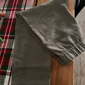 Lululemon woven crop on the fly